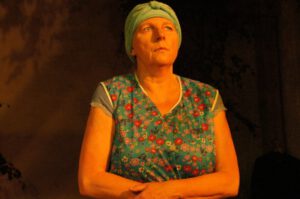 Eine Frau mit einem grünen Kopftuch